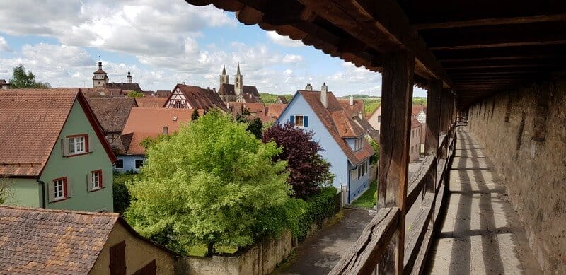 Walk the fortress wall in in Rothenburg ob den tauber